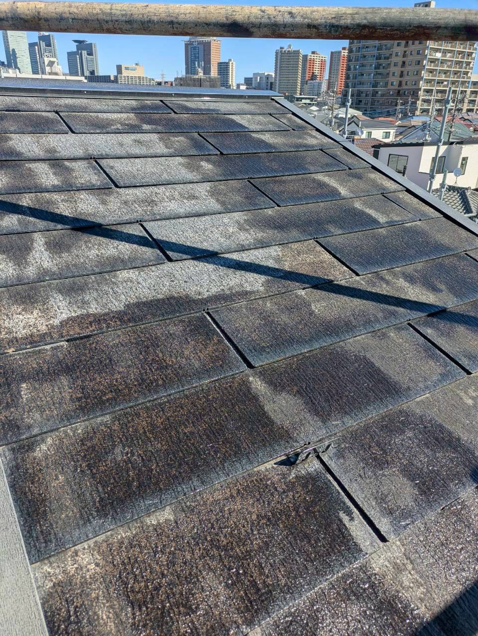 プライマー塗布後のスレート屋根